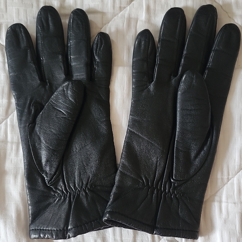 Women's Black Leather Gloves - Elegant Winter Accessory